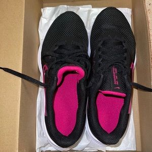 BRAND NEW Nike womens running shoes size 7 Downshifter black and pink